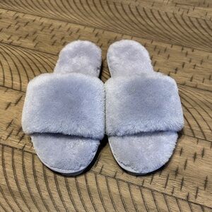 Plush Women's Slippers in Soft Gray